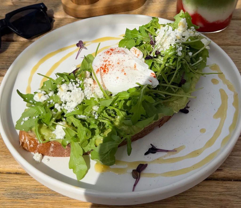Smashed Avocado Toast mit Ei